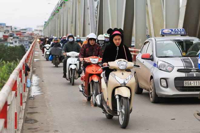 Chùm ảnh: Người dân Hà Nội khoác cả chăn bông, mặc áo mưa xuống phố để tránh rét Chùm ảnh: Người dân Hà Nội khoác cả chăn bông, mặc áo mưa xuống phố để tránh rét